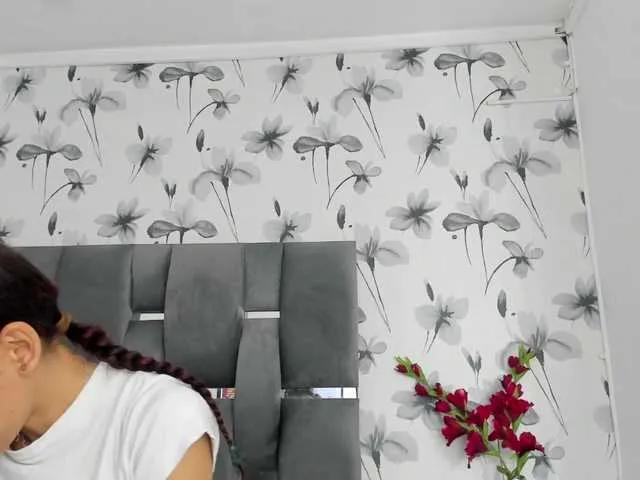 Ehotloveaxxx on BongaCams