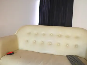 emi_latingirl on Chaturbate