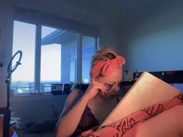 lunarose17 on Chaturbate