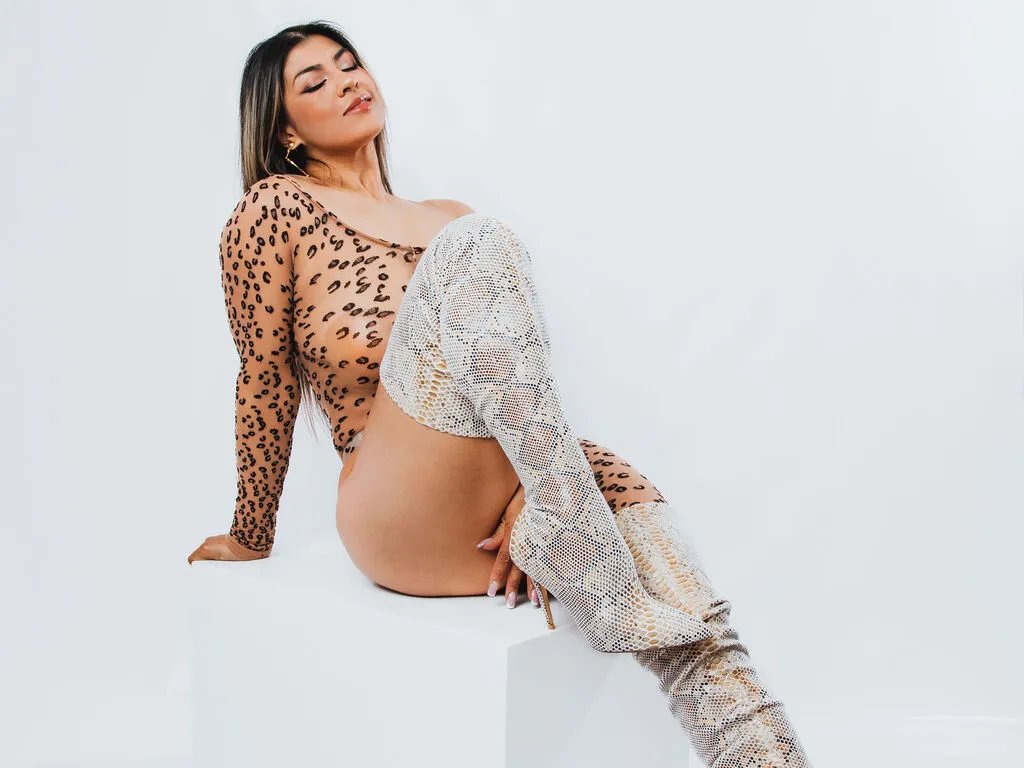 GiaMartineli — the looks that promise, the conversations that turn into whispers, the slow music, the chocolate on the lips, the intimacy that ignites the skin, and the people who know how to enjoy every second