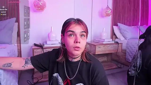 DakkotaBluee — play with my fingers in my pussy 