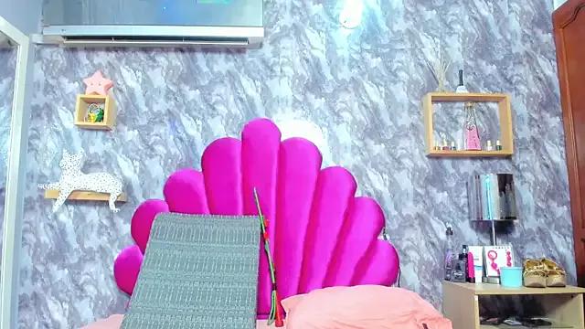 EMMAPARISS on StripChat 