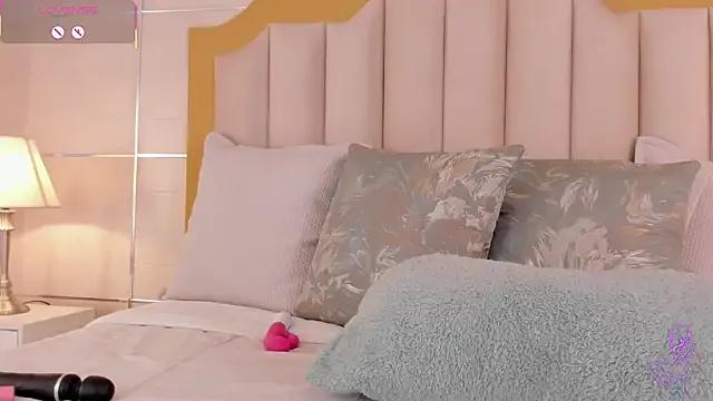 JullieBoo on StripChat 