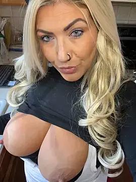 LittleMissEeve — Tease meee