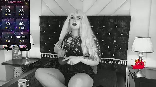 Madamexravenx on StripChat 