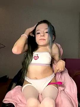 MiniSophiaa on StripChat 