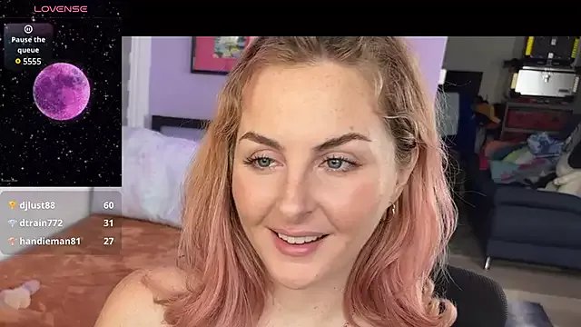 sexylittlefriend on StripChat